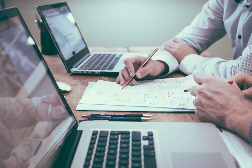 Análisis de procesos de negocio: planificación con datos, diagramas y métricas sobre la mesa de trabajo