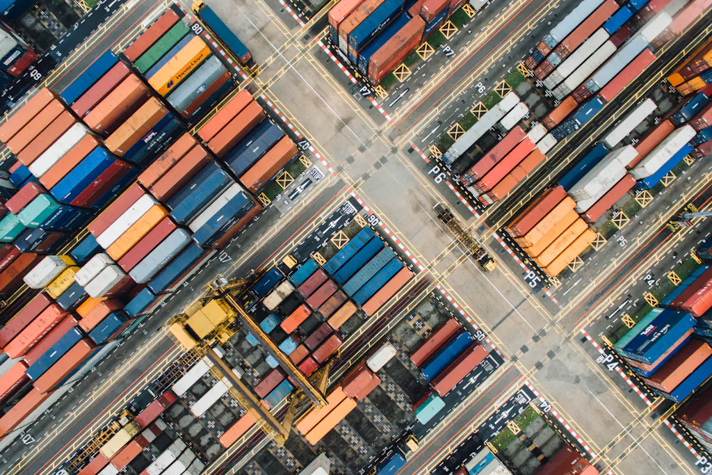 Vista aérea de una terminal portuaria de contenedores — logística, orden y procesos a gran escala